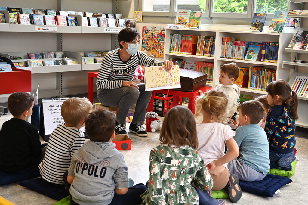 Gschichte-Ziit in der Bibliothek